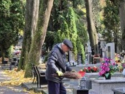 Nawet 120 tysięcy ton śmieci z cmentarzy. Branża apeluje: „Ograniczajmy, używajmy ponownie, segregujmy”