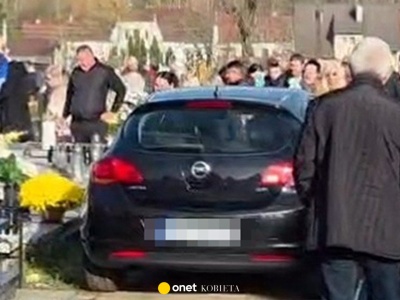 Kobieta wjechała autem na cmentarz pełen ludzi. Powód zaskakuje