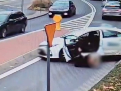 Kuriozum na drodze. Auto samo ruszyło na drogę, kierująca z wysokim mandatem