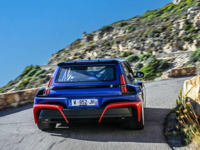 Renault: miesiąc pełen emocji, technologii i francuskiego ducha