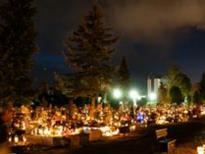 Cmentarze w Pile, Wyrzysku i Fanianowie nocą. Morze świateł i niezwykła atmosfera zadumy