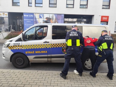 Groził podpaleniem mieszkania i pobiciem, skończył w kajdankach. Straż Miejska interweniowała w Wilanowie