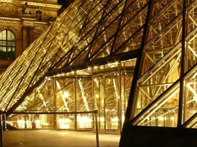 Kradzież w Luwrze. Dwie osoby ze wstępnymi zarzutami