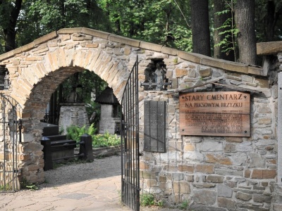 Za wejście na ten cmentarz w polskiej miejscowości musisz płacić. Wzburzenie w sieci. 