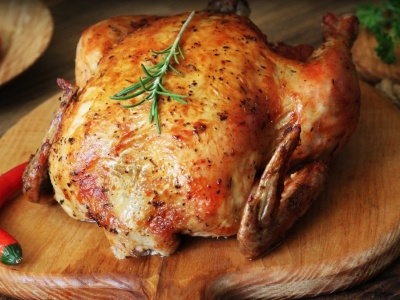 Kurczak pieczony po polsku z farszem z chałki i wątróbki – klasyka w nowoczesnym wydaniu