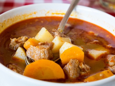 Lepsza niż grochówka. Zupa gulaszowa może stać się twoim jesiennym daniem popisowym