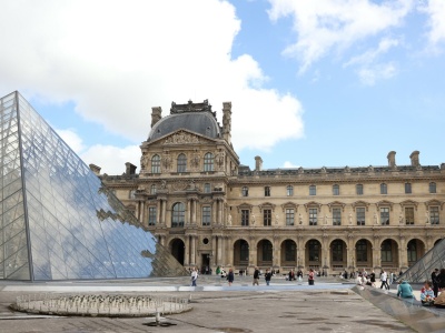 Kradzież klejnotów w Luwrze. Kobieta w sądzie zalała się łzami, mówiła o dzieciach