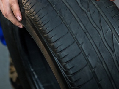 Używane opony kuszą ceną i wyglądem, ale prawda wychodzi w trasie. Fachowcy nie mają złudzeń