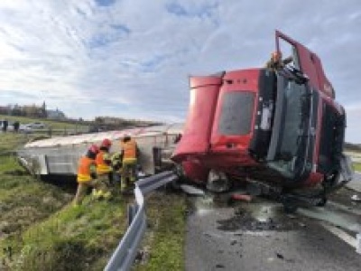 Wypadek na A4. Cysterna w rowie, droga częściowo zablokowana
