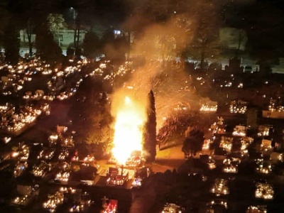 Usłyszeli huk na cmentarzu. Chwilę później słup ognia sięgnął 10 metrów. Niewiarygodne, co wybuchło
