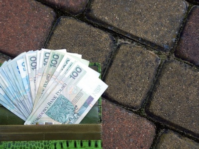 Kobieta znalazła portfel na ulicy. Teraz rok może spędzić w więzieniu