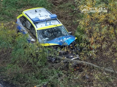 Pościg pod Warszawą. Policyjny radiowóz uderzył w drzewo. Ranny policjant