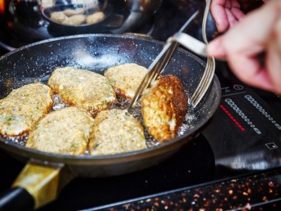 Kotlety mielone rozpadają się podczas smażenia? Winny jest ten składnik