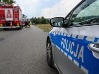 Pościg zakończony uderzeniem w drzewo. Policjant trafił do szpitala