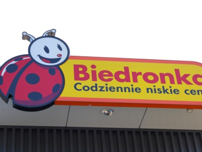 Biedronka tnie ceny o połowę i jeszcze rozdaje gratisy. Tłumy w sklepach od 3 listopada