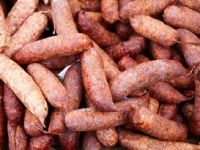 Większość wyrzuca taką kiełbasę. Wyjaśniamy, co oznacza biały nalot