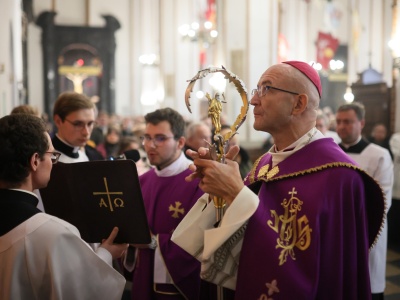 Abp Adrian Galbas: nigdy nie pytaj, komu grają Requiem. Grają je tobie