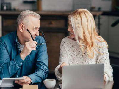 Chcesz dorobić do emerytury? W tych branżach łatwo znajdziesz pracę po 60-tce