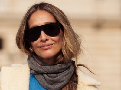 Ten sweter to podstawa modnych stylizacji na jesień 2025. Światowe it-girls stylizują go na wiele sposobów