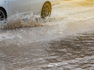 Pogoda dziś nie rozpieszcza. IMGW nie ma dobrych wieści. Gdzie będzie padać? Wydano alerty!