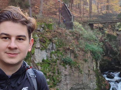 Wychował się w Niemczech, od 15 lat mieszka w Polsce. 