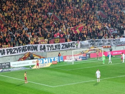 Raków pokonuje Jagiellonię, mecz przerwany przez skandaliczne transparenty kibiców