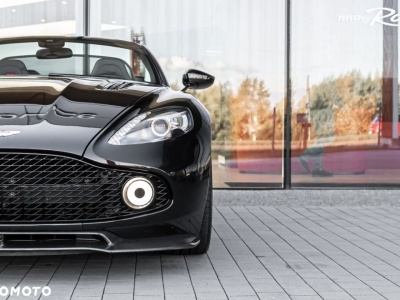 Kryzys w salonach, hossa na rynku nieruchomości. Aston Martin znalazł kurę znoszącą złote jajka