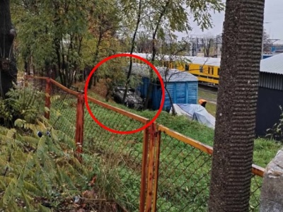 Wypadek w Tarnowskich Górach. Samochód dachował przy torach