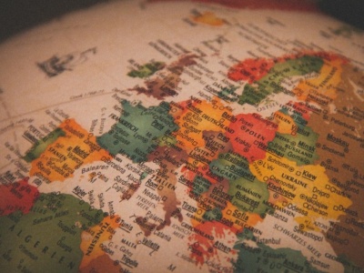 Europa siedzi w luksusie, ale przy bocznym stoliku. Ostra diagnoza mediów