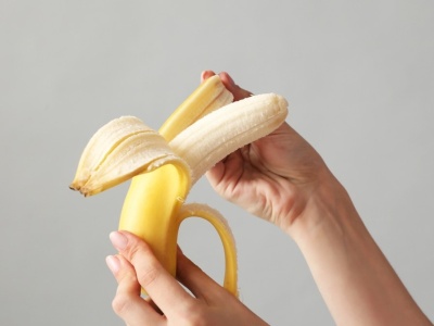 Czy potrafisz bezpiecznie jeść banany? Wiemy, gdzie łatwo popełnić błąd