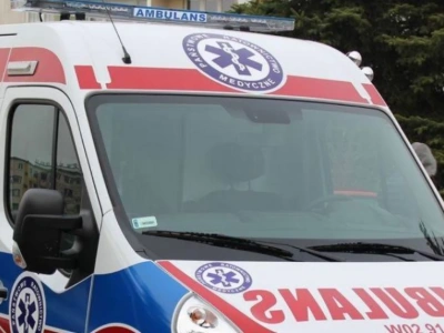 Karetka z pacjentem utknęła w błocie w pobliżu Ciechanowa. Chory wymagał hospitalizacji