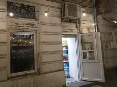 Sklepy monopolowe zaczęły działać do 22. Na Wileńskiej się opierają. 