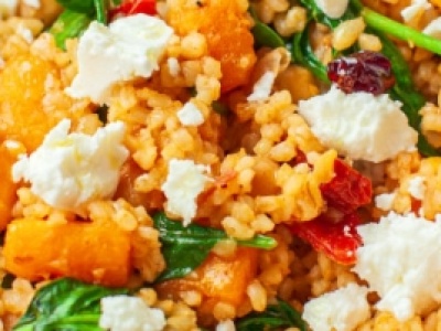 Kasza smażona z dynią, suszonymi pomidorami i fetą