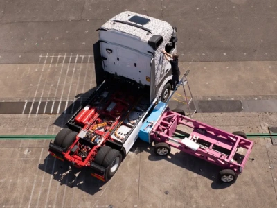 Test zderzeniowy Mercedesa eActrosa 600 – boczne uderzenie w 4,5-tonowe baterie