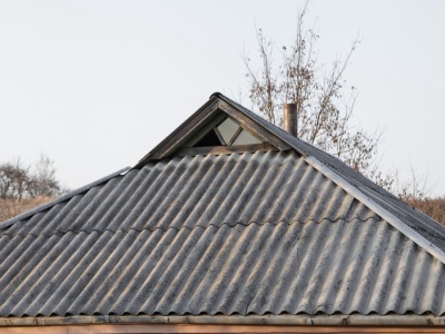 Azbest na dachach zostaje dłużej. Ministerstwo daje więcej czasu na wymianę