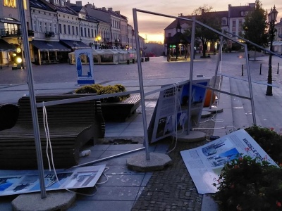 Barbarzyński akt wandalizmu w Rzeszowie. Tuż obok Urzędu Miasta zniszczono wystawę „Monument Konieczny”