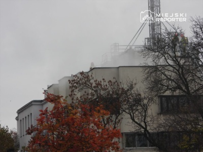 Pożar na dachu bloku w centrum Warszawy. Dym był widziany z daleka