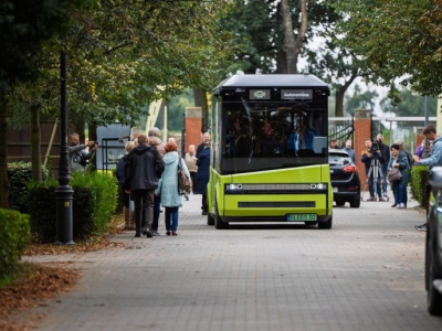 Sam podejmuje decyzje i reaguje na przeszkody. Polski minibus bez kierowcy po testach