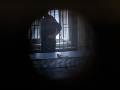 Przepiłowali kraty i wyszli przez okno. 