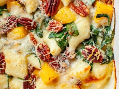 Kopytka zapiekane z dynią, serem pleśniowym i szpinakiem