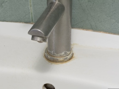 Usuwa kamień z umywalki lepiej niż ocet i tabletki do zmywarki. Mało kto o tym wie