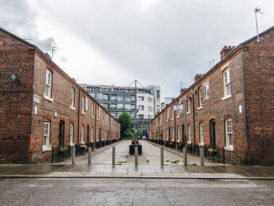 Zróżnicowane slumsy XIX-wiecznego Manchesteru. Mieszkała w nich też klasa średnia