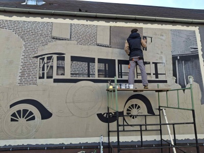 W Świeciu powstaje historyczny szlak murali. Trwają pracę nad malunkiem autobusu z bogatą przeszłością