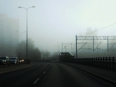 Gęste mgły nad Warmią i Mazurami – IMGW ostrzega mieszkańców regionu