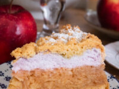 Szarlotka z wiśniową pianką