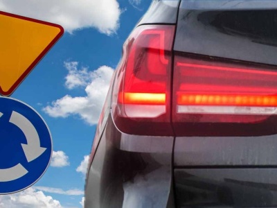 Włączam kierunkowskaz, a kierowcy i tak mi wymuszają. Ważna zasada na rondach