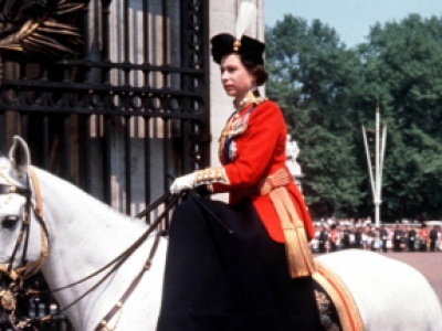 Pałac Buckingham otworzy w kwietniu wystawę strojów królowej Elżbiety II