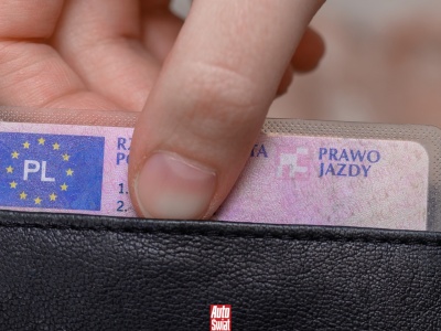 Ukarany za brak uprawnień, choć je posiadał. Sąd Najwyższy uniewinnił kierowcę