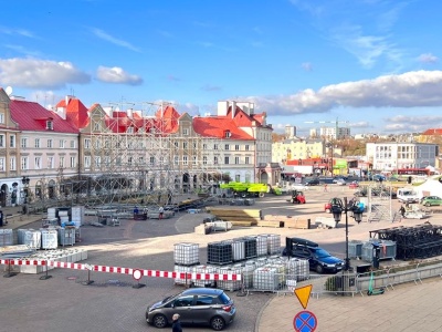 Plac Zamkowy zamknięty dla samochodów. Powstaje duża scena, niebawem koncert „Polska na Tak!”