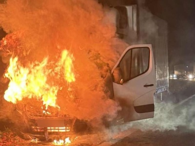 Auto dostawcze w ogniu